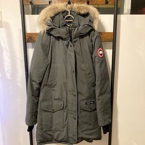 Women Canada Goose Trillium Parka with fur, size M, color Grey.